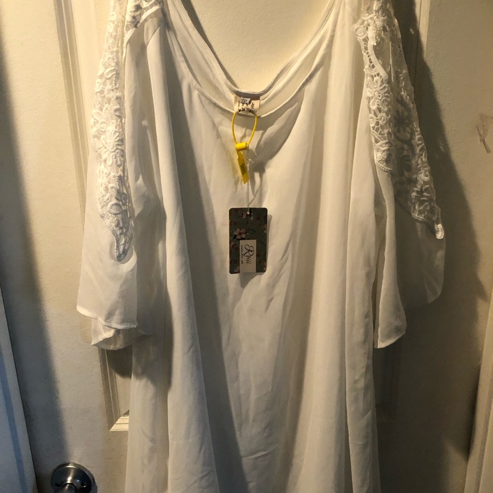 White Layered Top with Embroidered Sleeve Size 3XL byRoiii New with Tags